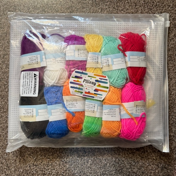 Pllieay 33-Piece Mesh Canvas Kit 15 Clear Canvas - NEW - Picture 1 of 3